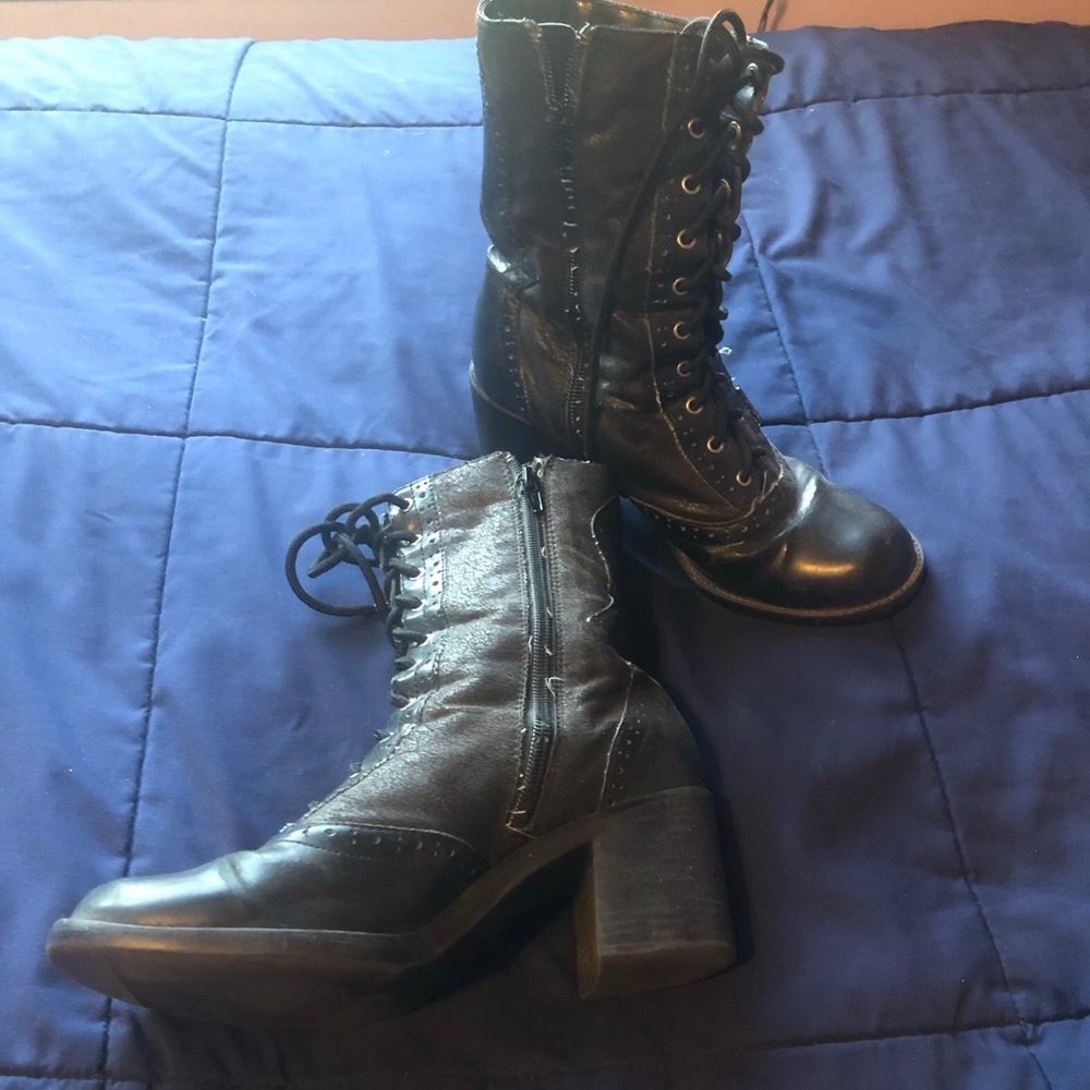 Short boots with heel